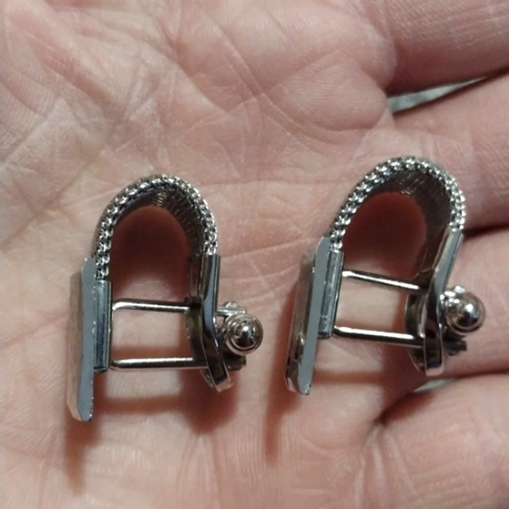 VINTAGE MENS OR WOMENS SET OF SILVER-TONE AND GOLD-TONE MESH CUFFLINKS